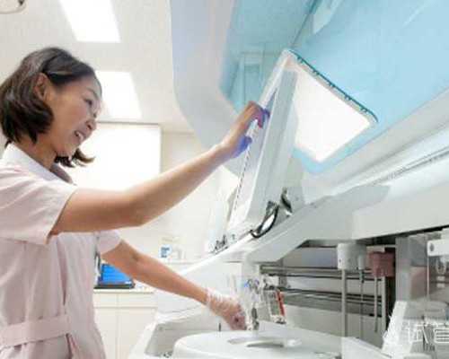 重庆首例试管婴儿今天20岁了小伙1米8是个帅空乘